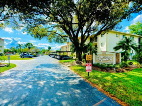 Elegant 1 Bedroom Condo With Swimming Pool Gym Access All Included In Convenient Fort Myers Location Near Golf Courses and Sanibel Island